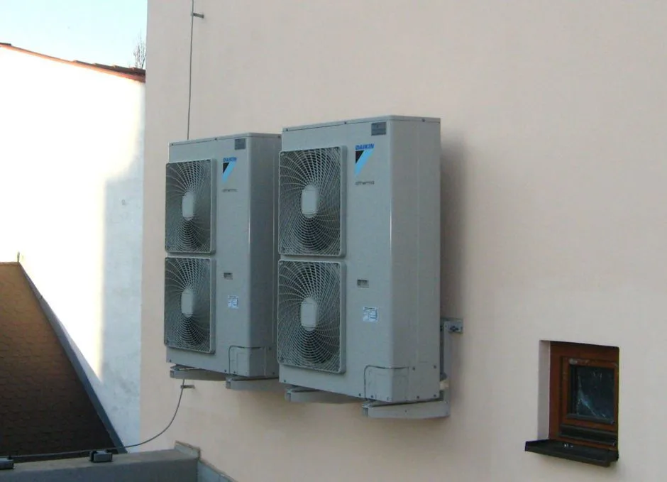 2x Tepelné čerpadlo vzduch voda Daikin Altherma LT 16kW s chladením obchodné priestory Lučenec