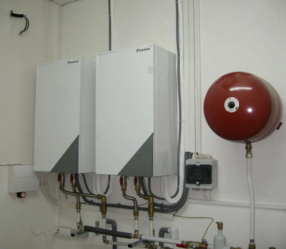 2x Tepelné čerpadlo vzduch voda Daikin Altherma LT 16kW s chladením obchodné priestory Lučenec