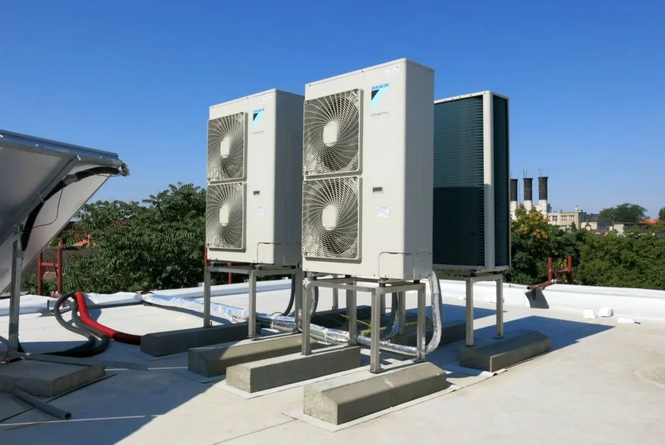 4x Tepelné čerpadlo vzduch voda Daikin Altherma LT 16kW s chladením autobusová stanica RS