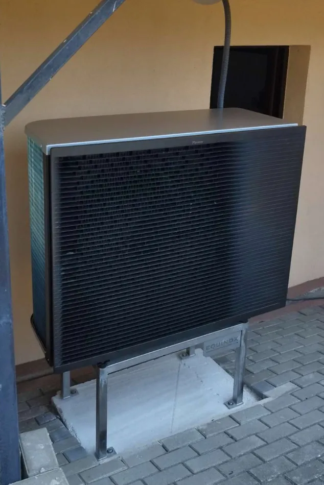 EQUINOX Tepelné čerpadlo vzduch voda Daikin Altherma HT3 vysokoteplotné 18kW rodinný dom Poproč