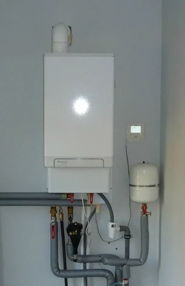 HYBRIDNÉ Tepelné čerpadlo Daikin Altherma HYBRID 8kW-33kW s chladením rodinný dom Humenné