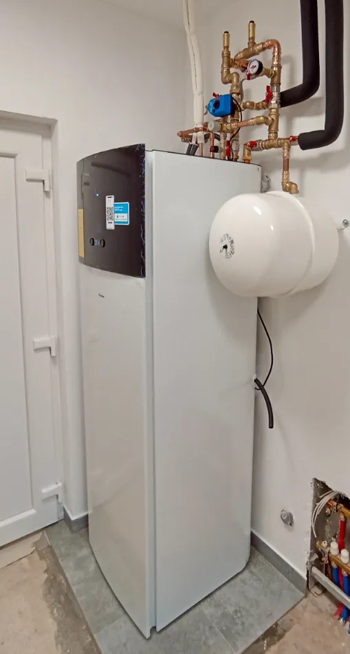 Tepelné čerpadlo vzduch voda Daikin Altherma 3 8kW s chladením fan coil nástenný rodinný dom Sverepec