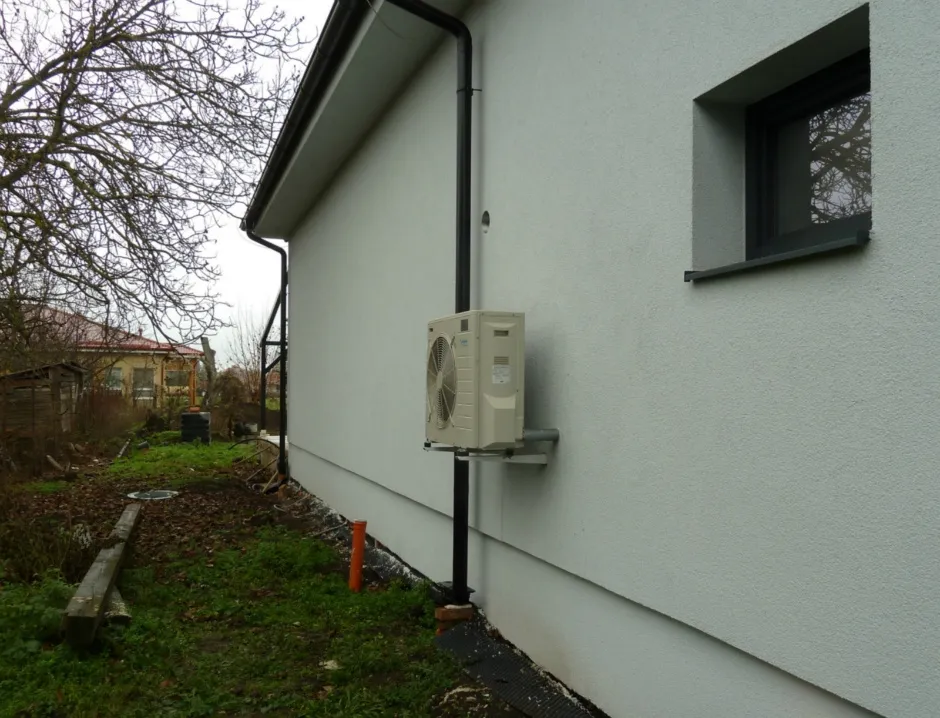 Tepelné čerpadlo Daikin Altherma Hybrid 8kW-33kW s chladením fan coil rodinný dom Kalná nad Hronom