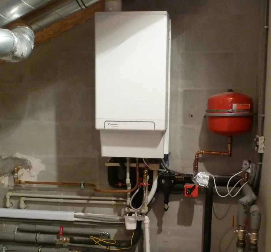 Tepelné čerpadlo Daikin Altherma Hybrid 8kW-33kW s chladením fan coil rodinný dom Kalná nad Hronom