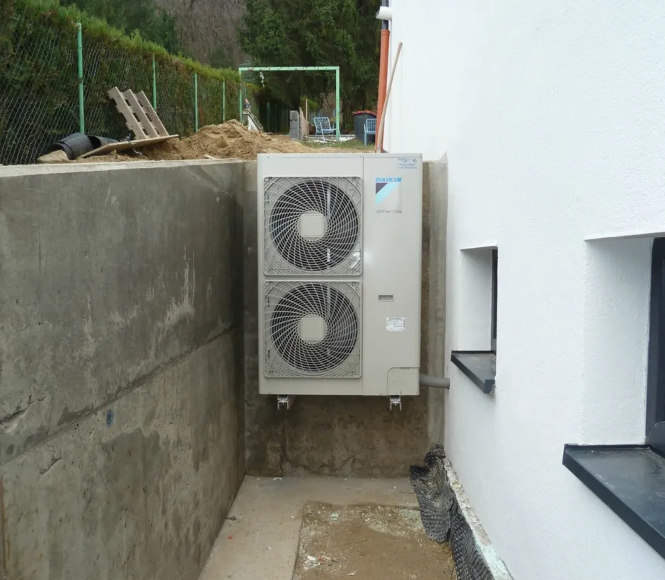 Tepelné čerpadlo vzduch voda Daikin Altherma LT 11kW s chladením fan coil rodinný dom Hainburg an der Donau
