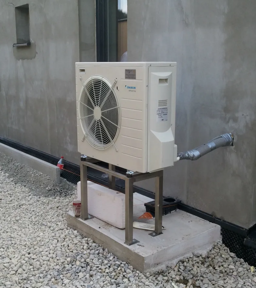 Tepelné čerpadlo vzduch voda Daikin Altherma LT 6kW s chladením fan coil rodinný dom Hainburg an der Donau