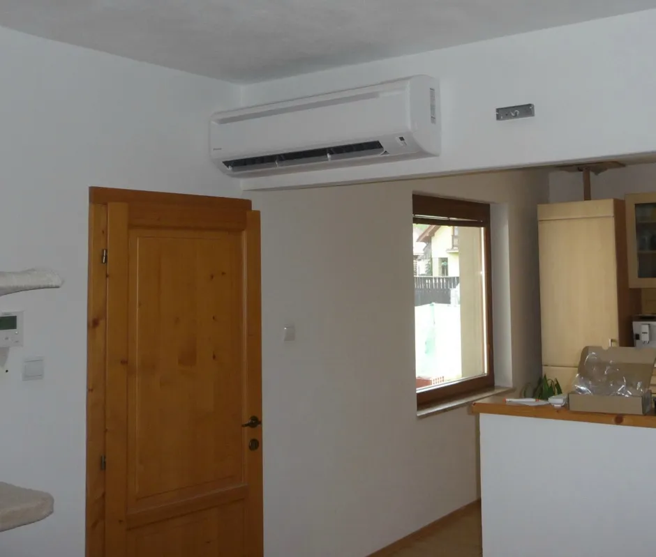 Tepelné čerpadlo vzduch voda Daikin Altherma LT 8kW s chladením konvektor Fan Coil rodinný dom Ludrová