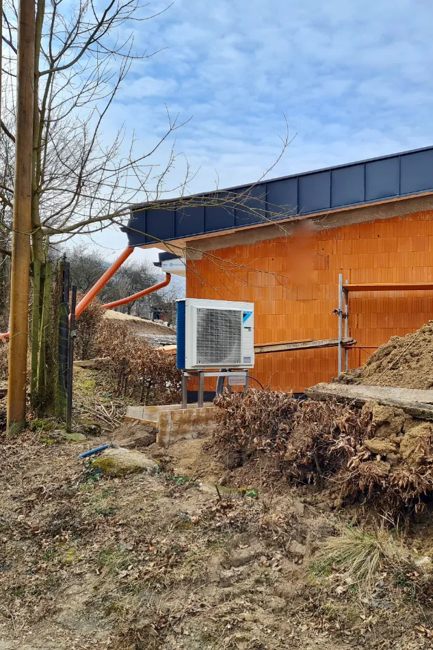 Tepelné čerpadlo vzduch voda Daikin Altherma 3 6kW s chladením rodinný dom Mníchova Lehota