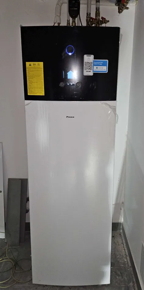 Tepelné čerpadlo vzduch voda Daikin Altherma 3 8kW s chladením rod. dom Dvorníky - Včeláre