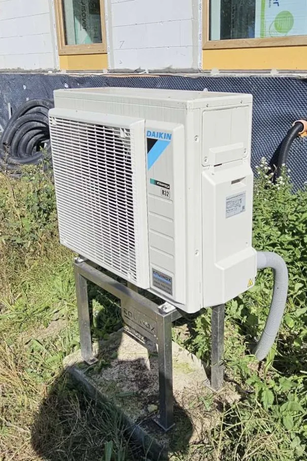 Tepelné čerpadlo vzduch voda Daikin Altherma 3 8kW s chladením rodinný dom Báhoň