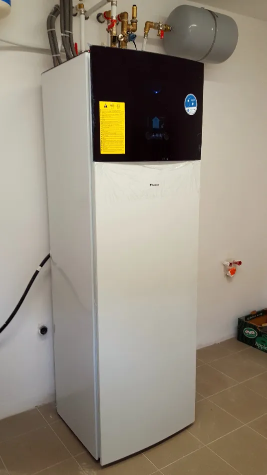 Tepelné čerpadlo vzduch voda Daikin Altherma 3 8kW s chladením rodinný dom Malinová