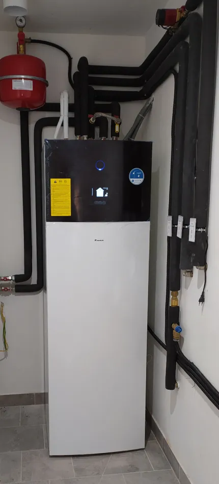 Tepelné čerpadlo vzduch voda Daikin Altherma 3 8kW s chladením rodinný dom Miloslavov