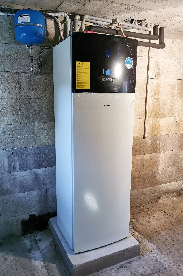 Tepelné čerpadlo vzduch voda Daikin Altherma 3 8kW s chladením rodinný dom Modrý Kameň