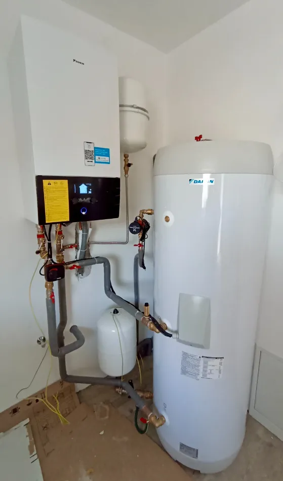 Tepelné čerpadlo vzduch voda Daikin Altherma 3 8kW s chladením rodinný dom Okoličné
