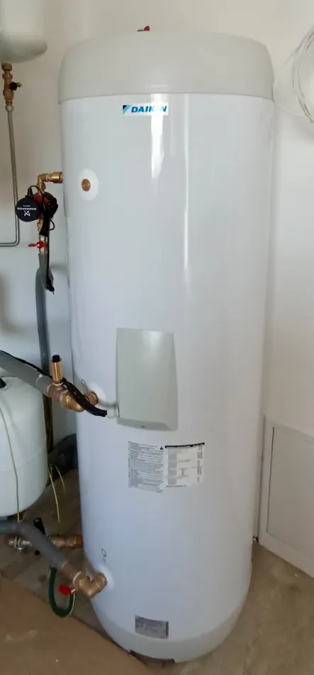 Tepelné čerpadlo vzduch voda Daikin Altherma 3 8kW s chladením rodinný dom Okoličné