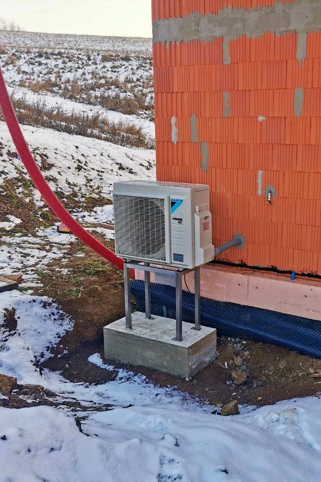 Tepelné čerpadlo vzduch voda Daikin Altherma 3 8kW s chladením rodinný dom Poniky