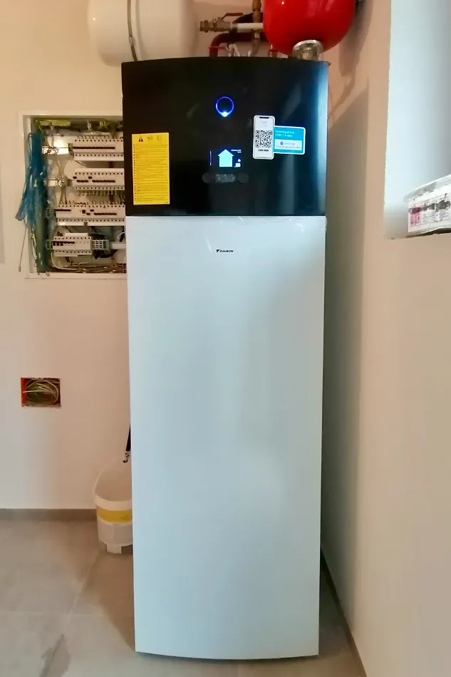 Tepelné čerpadlo vzduch voda Daikin Altherma 3 8kW s chladením rodinný dom Skliarovo