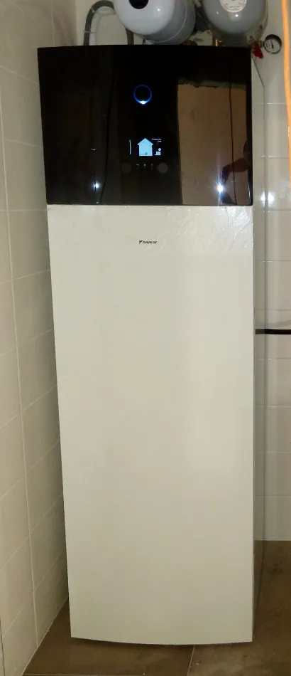 Tepelné čerpadlo vzduch voda Daikin Altherma 3 8kW s chladením rodinný dom Tomčany