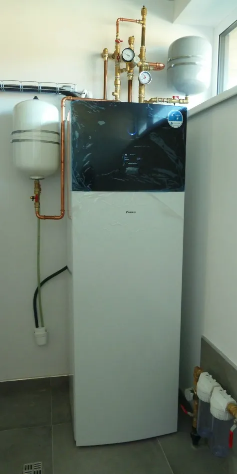 Tepelné čerpadlo vzduch voda Daikin Altherma 3 8kW s chladením rodinný dom Uhorská Ves
