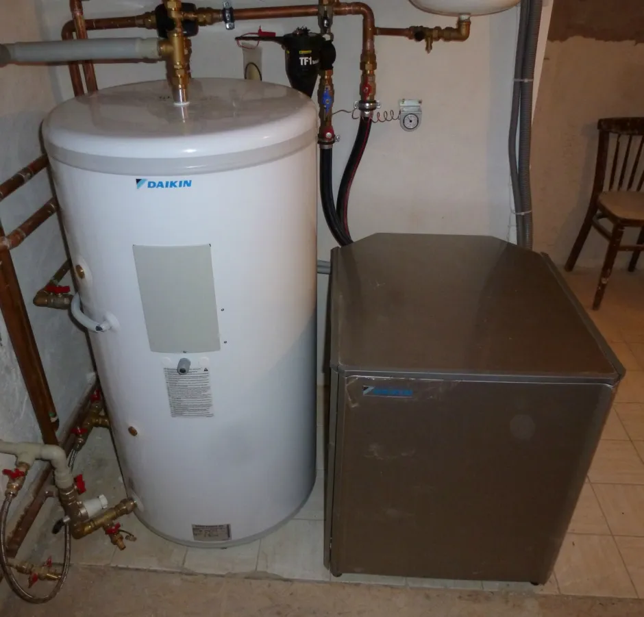 Tepelné čerpadlo vzduch voda Daikin Altherma HT vysokoteplotné 14kW rodinný dom Priechod