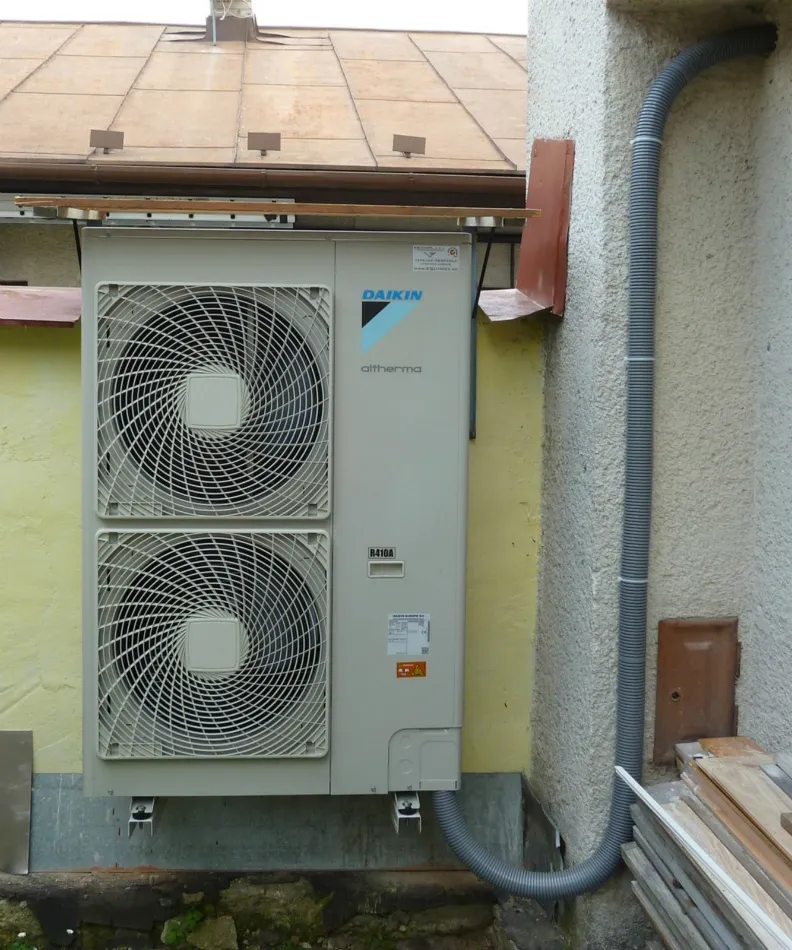 Tepelné čerpadlo vzduch voda Daikin Altherma HT vysokoteplotné 16kW rodinný dom Priechod