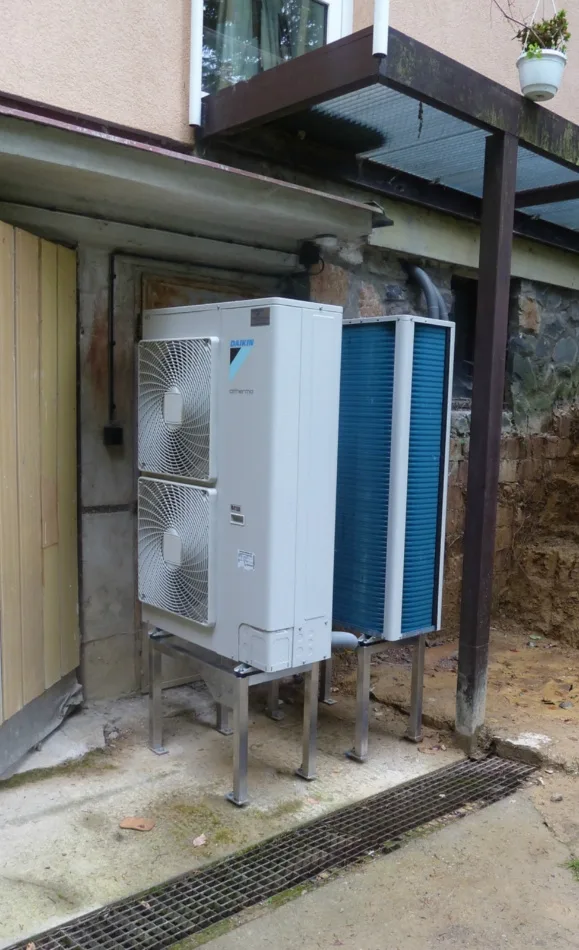 Tepelné čerpadlo vzduch voda Daikin Altherma HT vysokoteplotné 2x16kW kom. objekt Donovaly