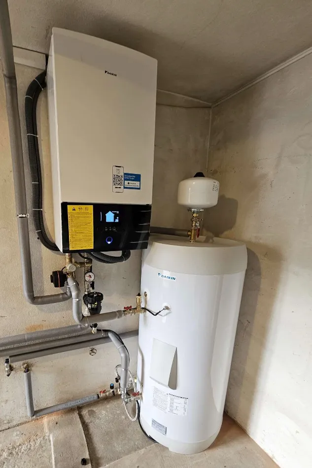 Tepelné čerpadlo vzduch voda Daikin Altherma HT3 vysokoteplotné 16kW rodinný dom Hrochoť