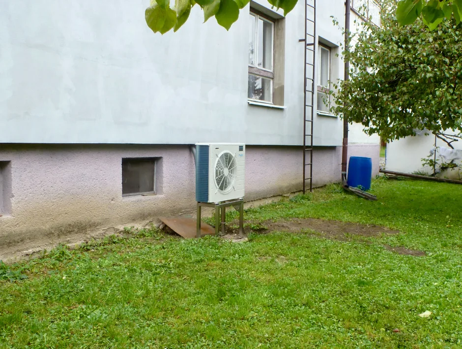Tepelné čerpadlo vzduch voda Daikin Altherma HYBRID 8kW-33kW nekomerčný objekt ECAV Čáčov