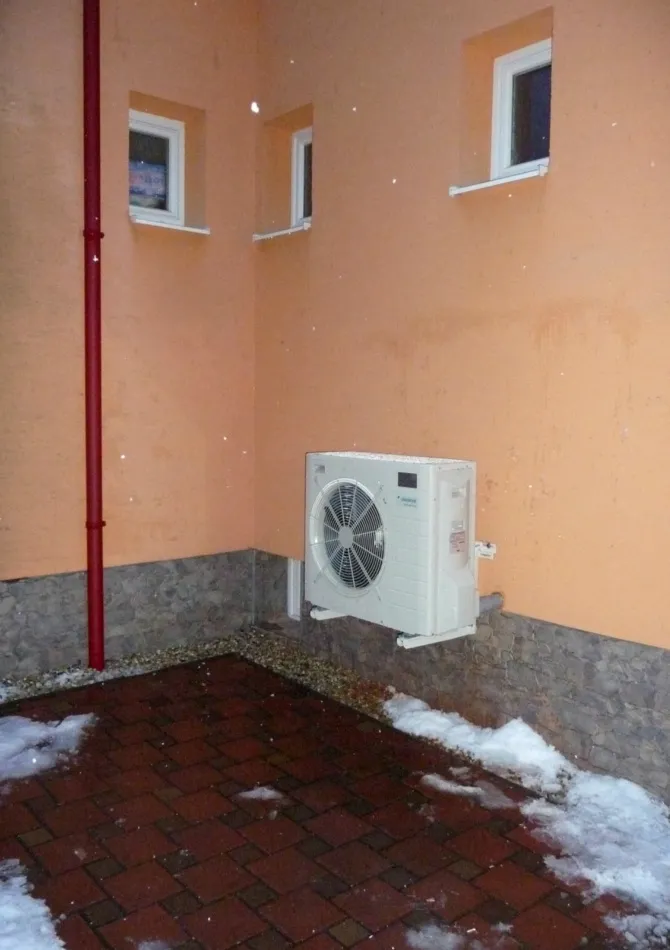 Tepelné čerpadlo vzduch voda Daikin Altherma HYBRID 8kW - 33kW s chladením rodinný dom P. Bystrica