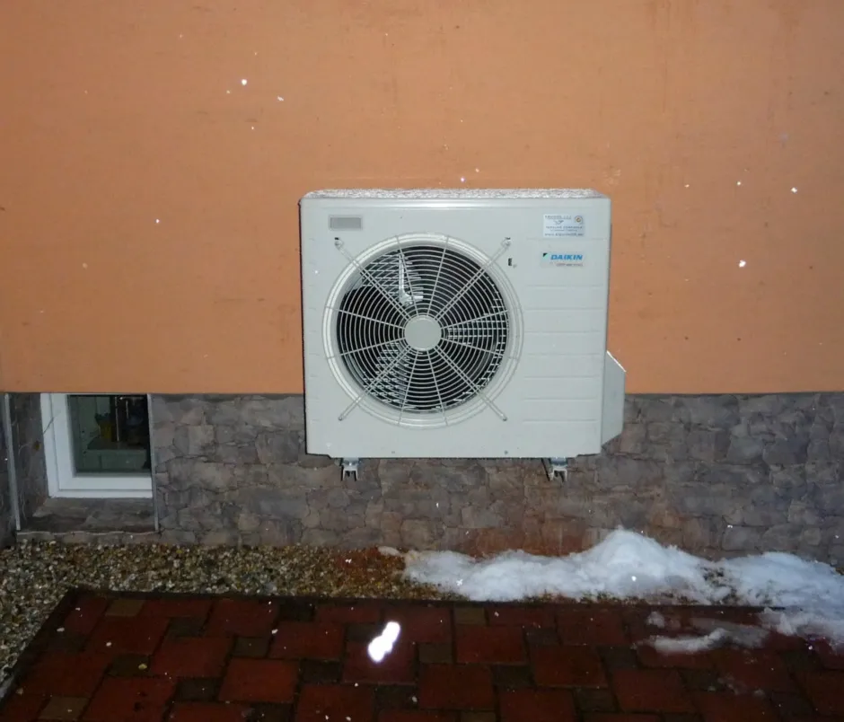 Tepelné čerpadlo vzduch voda Daikin Altherma HYBRID 8kW - 33kW s chladením rodinný dom P. Bystrica