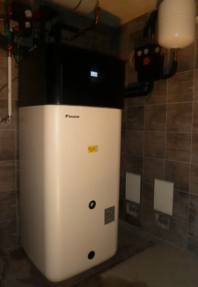 Tepelné čerpadlo vzduch voda Daikin Altherma Kompakt LT 14kW s chladením rod. dom Stožok
