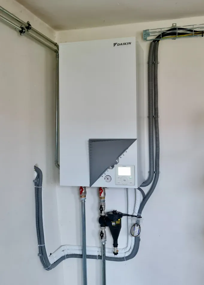 Tepelné čerpadlo vzduch voda Daikin Altherma LT 11kW rodinný dom Hrochoť