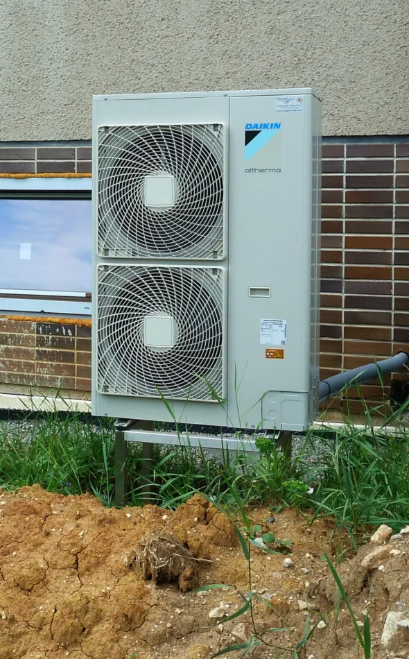 Tepelné čerpadlo vzduch voda Daikin Altherma LT 11kW rodinný dom Priechod