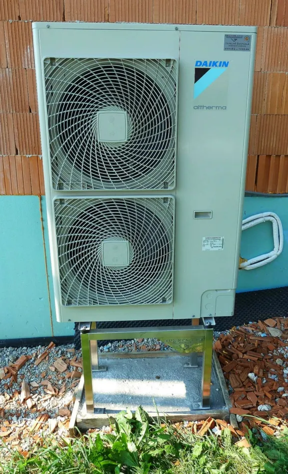 Tepelné čerpadlo vzduch voda Daikin Altherma LT 11kW rodinný dom Priechod
