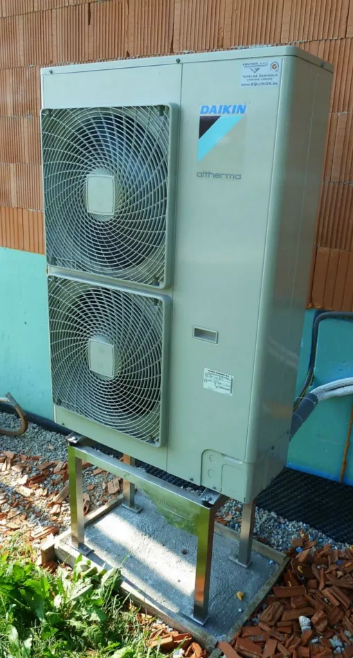 Tepelné čerpadlo vzduch voda Daikin Altherma LT 11kW rodinný dom Priechod