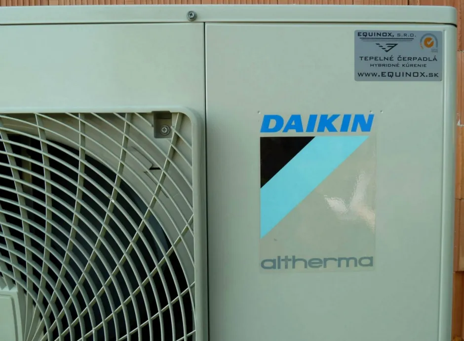 Tepelné čerpadlo vzduch voda Daikin Altherma LT 11kW rodinný dom Priechod