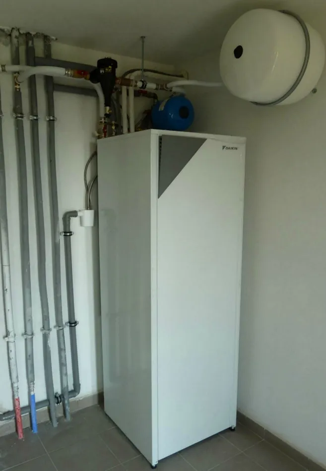 Tepelné čerpadlo vzduch voda Daikin Altherma LT 11kW rodinný dom Priechod