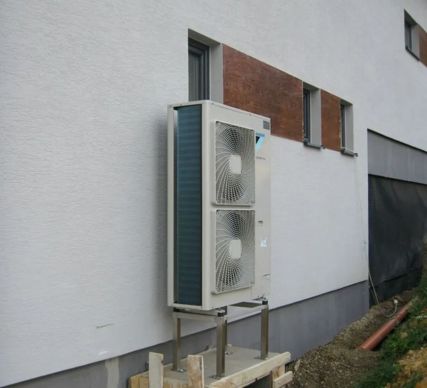 Tepelné čerpadlo vzduch voda Daikin Altherma LT 11kW rodinný dom Priechod