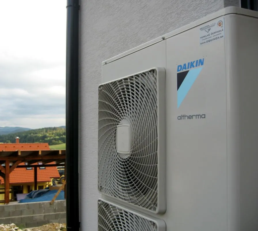 Tepelné čerpadlo vzduch voda Daikin Altherma LT 11kW rodinný dom Priechod