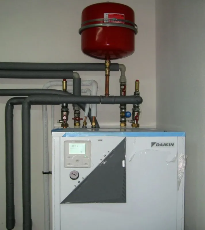 Tepelné čerpadlo vzduch voda Daikin Altherma LT 11kW rodinný dom Priechod