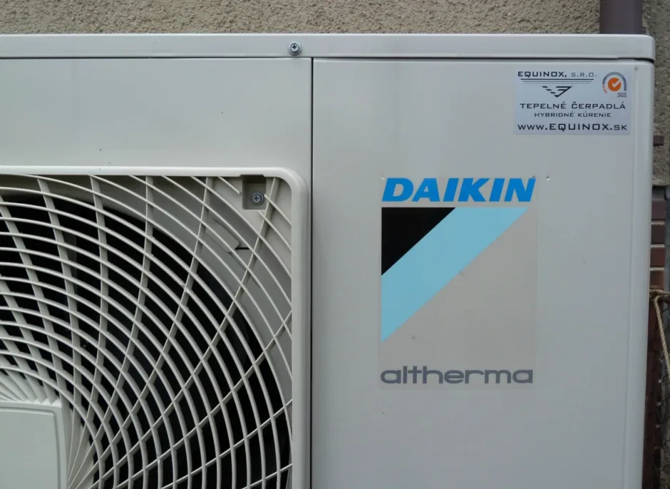 Tepelné čerpadlo vzduch voda Daikin Altherma LT 11kW rodinný dom Priechod