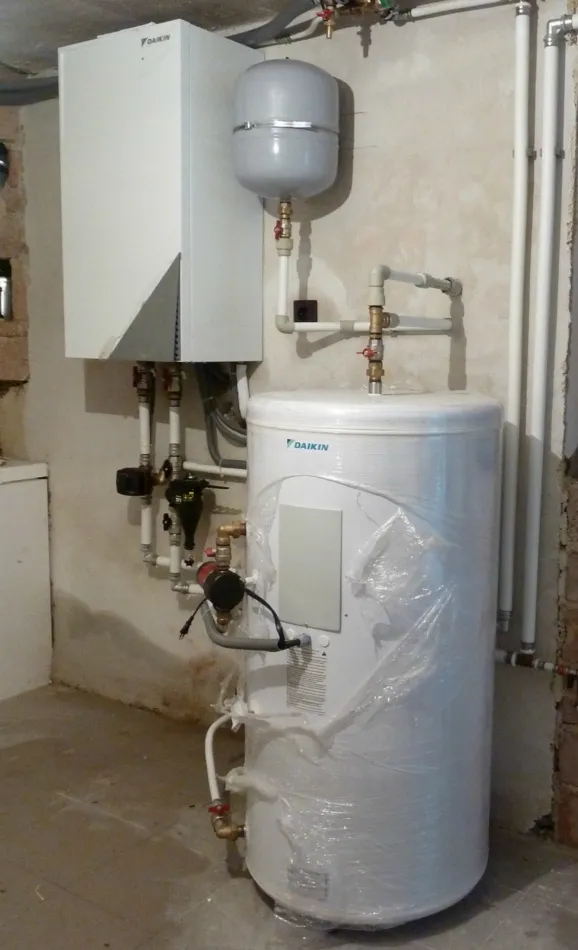 Tepelné čerpadlo vzduch voda Daikin Altherma LT 11kW rodinný dom Priechod