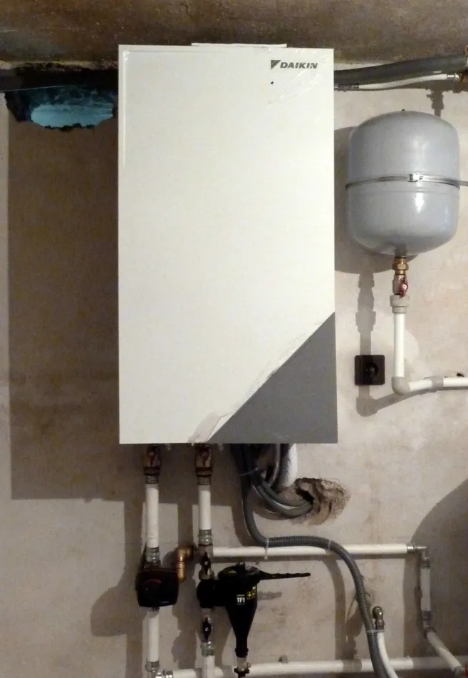 Tepelné čerpadlo vzduch voda Daikin Altherma LT 11kW rodinný dom Priechod