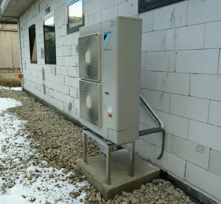 Tepelné čerpadlo vzduch voda Daikin Altherma LT 11kW s chladením poliklinika Svidník