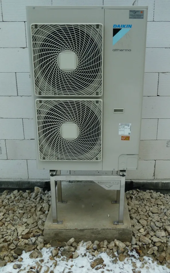 Tepelné čerpadlo vzduch voda Daikin Altherma LT 11kW s chladením poliklinika Svidník