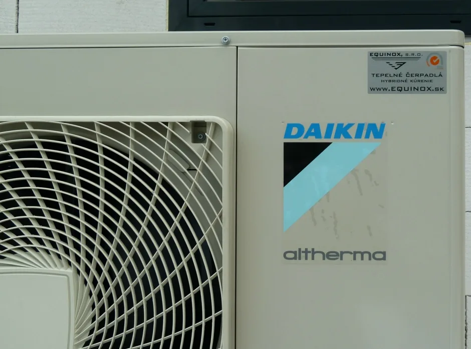 Tepelné čerpadlo vzduch voda Daikin Altherma LT 11kW s chladením poliklinika Svidník