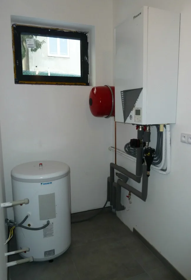 Tepelné čerpadlo vzduch voda Daikin Altherma LT 11kW s chladením poliklinika Svidník