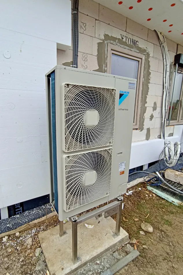 Tepelné čerpadlo vzduch voda Daikin Altherma LT 11kW s chladením rod. dom Dolný Moštenec
