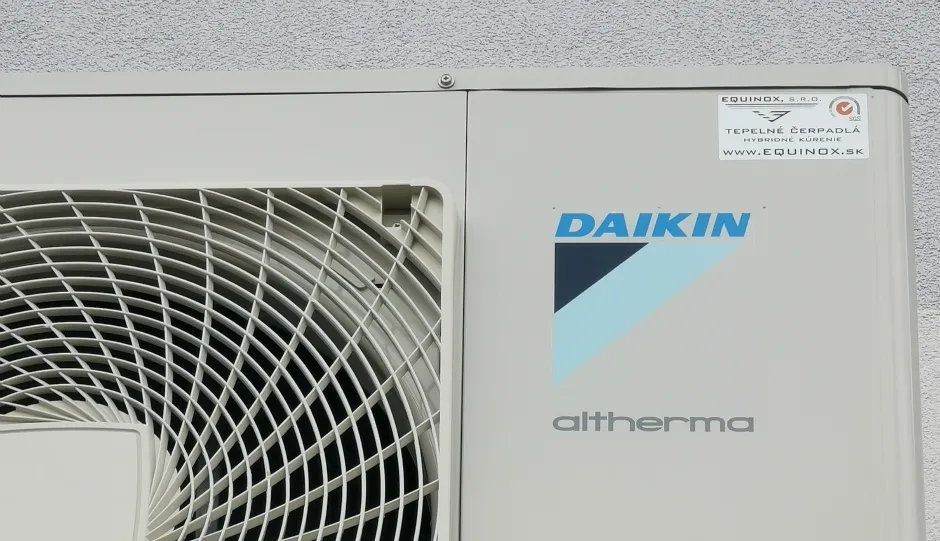 Tepelné čerpadlo vzduch voda Daikin Altherma LT 11kW s chladením rodinný dom Bzovík