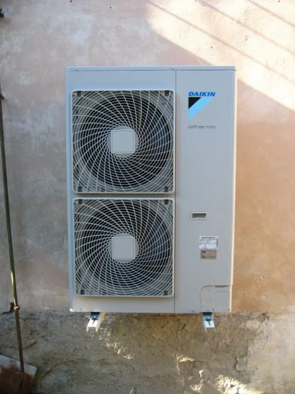 Tepelné čerpadlo vzduch voda Daikin Altherma LT 14kW s chladením kaviareň trafika Kremnica